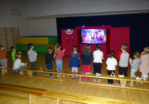 08 Dzieci śpiewaja piosenkę
